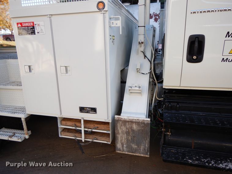 image for item FG9663 2003 International 7400  digger derrick truck