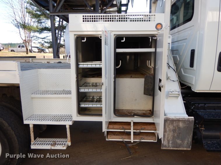 image for item FG9663 2003 International 7400  digger derrick truck