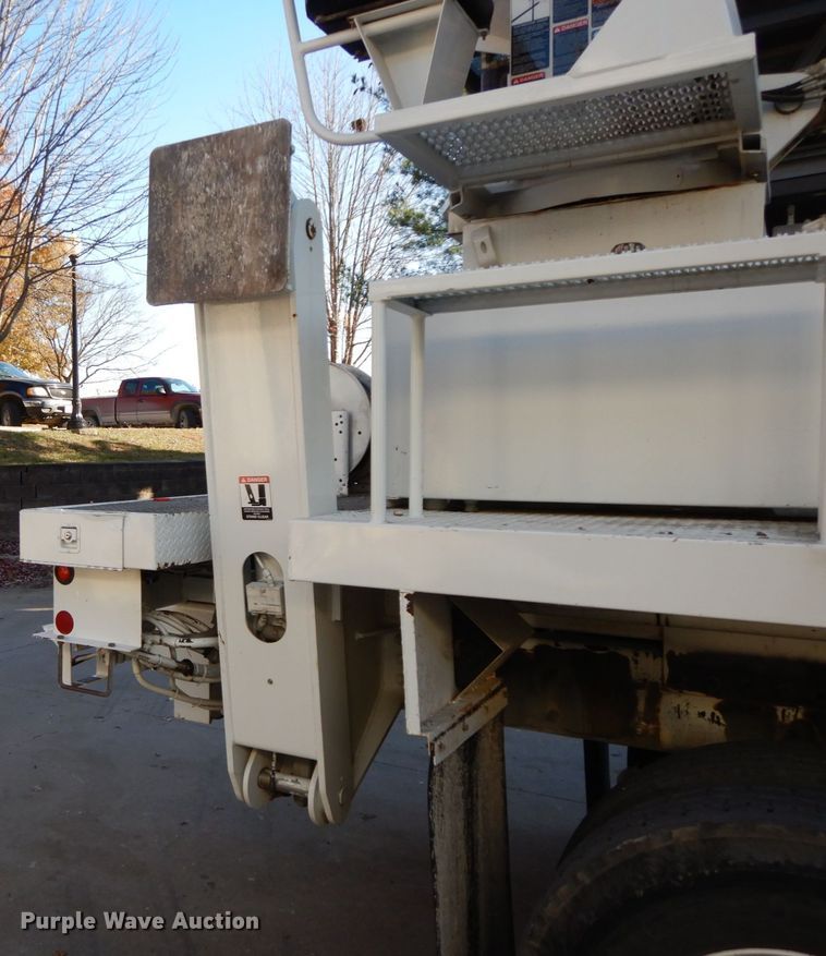 image for item FG9663 2003 International 7400  digger derrick truck