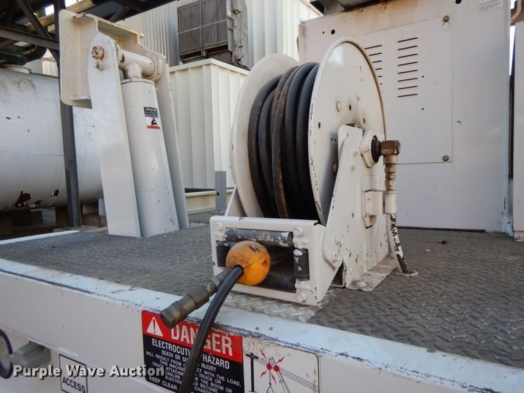 image for item FG9663 2003 International 7400  digger derrick truck