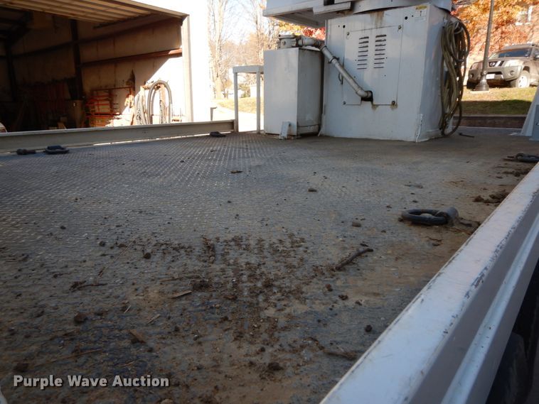 image for item FG9663 2003 International 7400  digger derrick truck