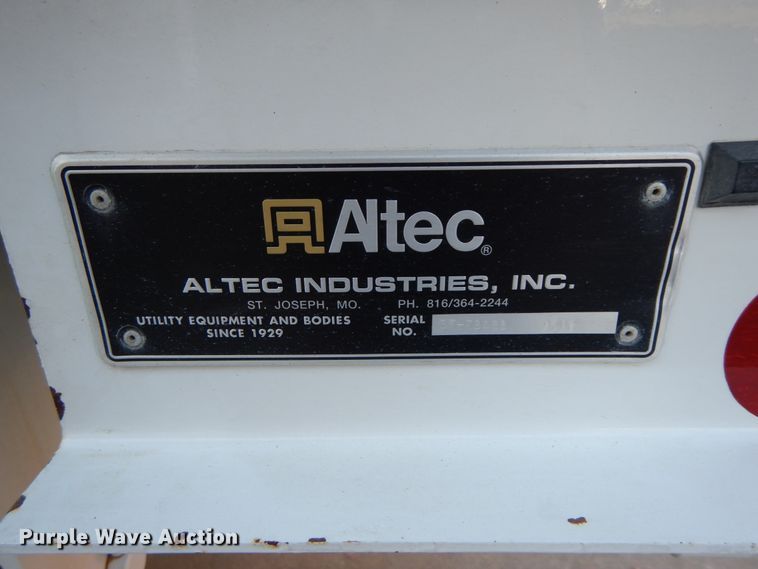 image for item FG9663 2003 International 7400  digger derrick truck