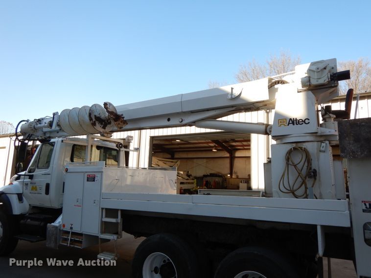 image for item FG9663 2003 International 7400  digger derrick truck