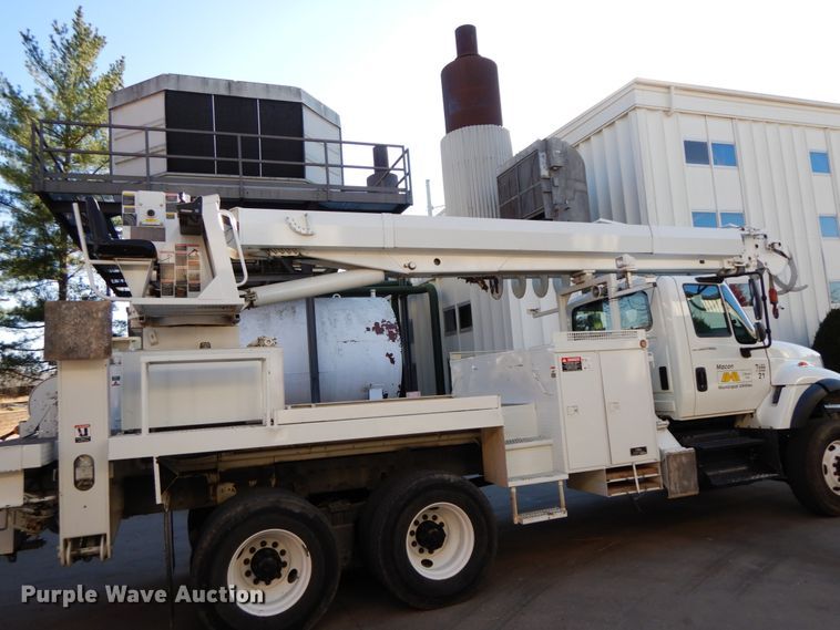 image for item FG9663 2003 International 7400  digger derrick truck