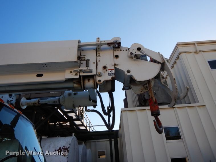 image for item FG9663 2003 International 7400  digger derrick truck