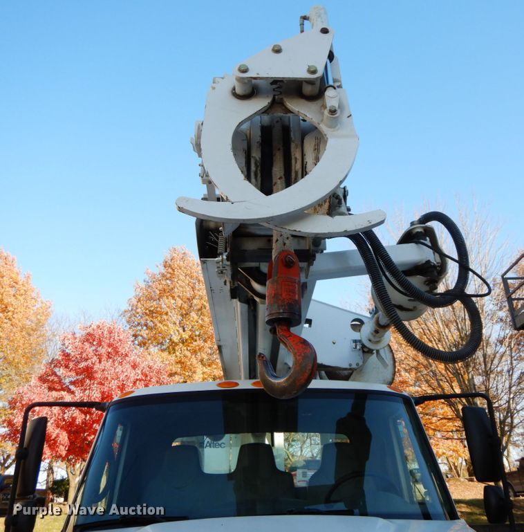 image for item FG9663 2003 International 7400  digger derrick truck