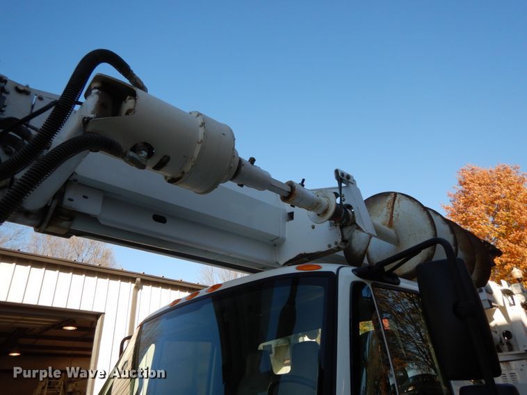 image for item FG9663 2003 International 7400  digger derrick truck