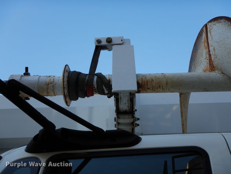 image for item FG9663 2003 International 7400  digger derrick truck