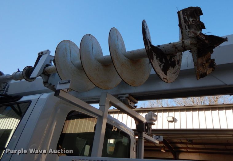 image for item FG9663 2003 International 7400  digger derrick truck