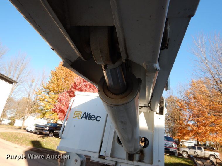 image for item FG9663 2003 International 7400  digger derrick truck