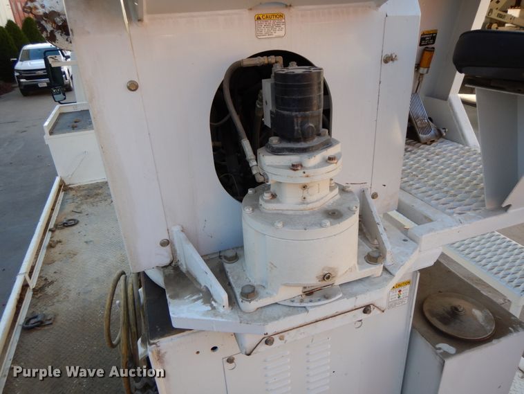 image for item FG9663 2003 International 7400  digger derrick truck