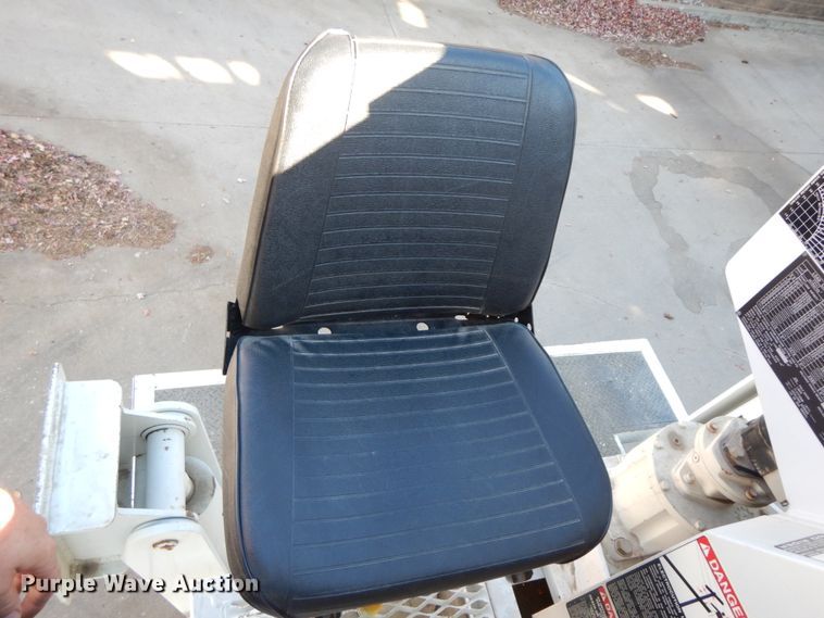 image for item FG9663 2003 International 7400  digger derrick truck