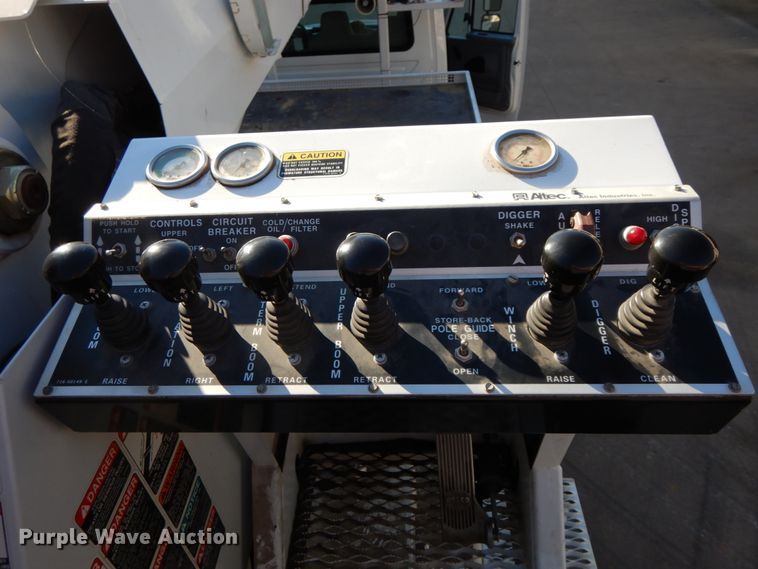 image for item FG9663 2003 International 7400  digger derrick truck