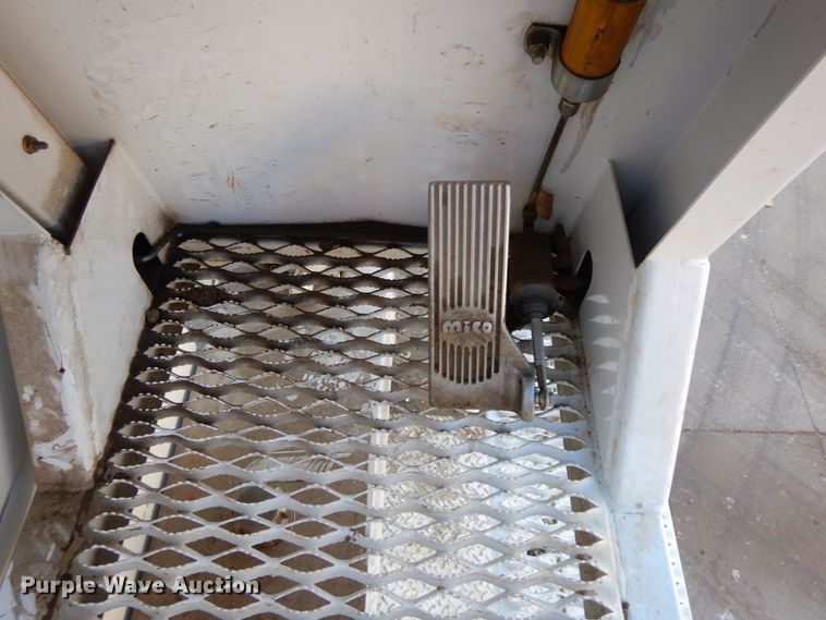 image for item FG9663 2003 International 7400  digger derrick truck