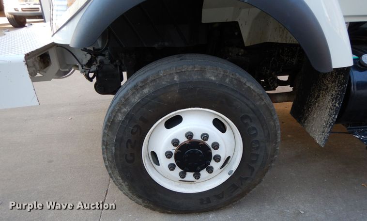 image for item FG9663 2003 International 7400  digger derrick truck