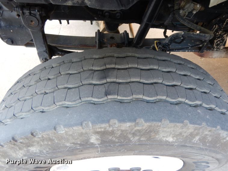 image for item FG9663 2003 International 7400  digger derrick truck