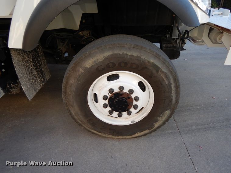 image for item FG9663 2003 International 7400  digger derrick truck