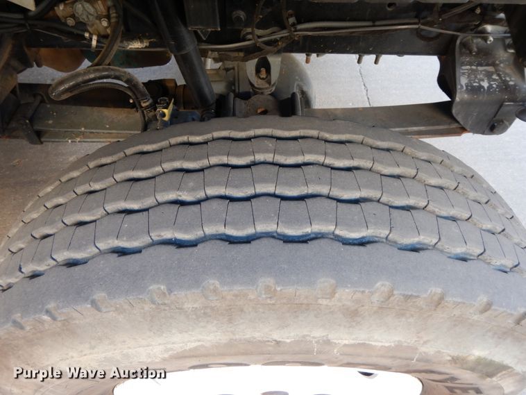 image for item FG9663 2003 International 7400  digger derrick truck