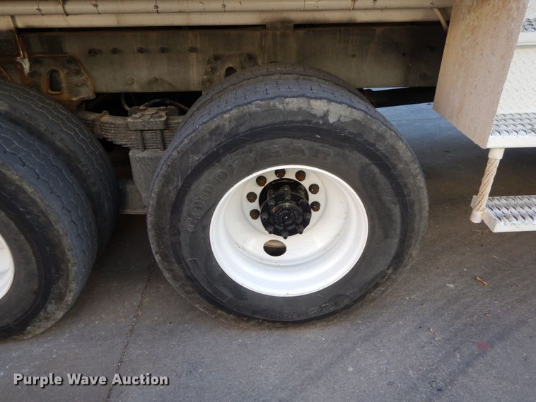 image for item FG9663 2003 International 7400  digger derrick truck