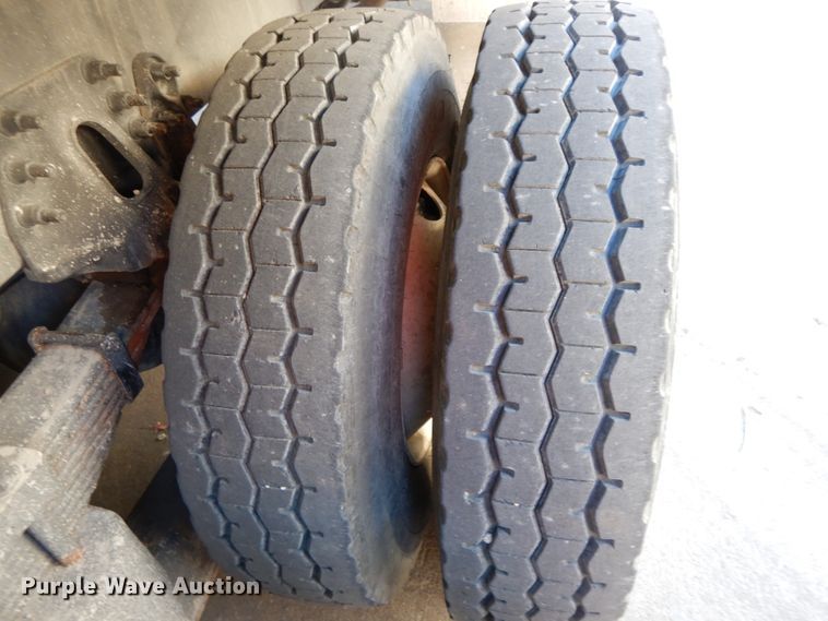 image for item FG9663 2003 International 7400  digger derrick truck