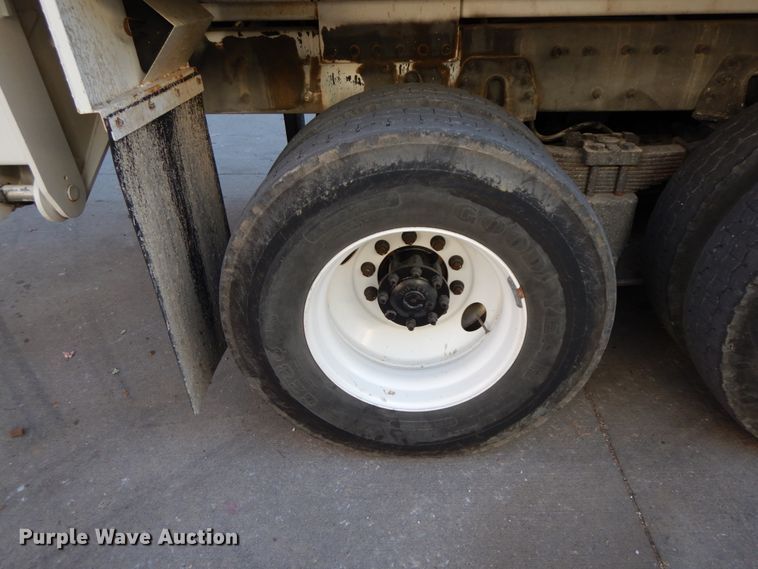 image for item FG9663 2003 International 7400  digger derrick truck