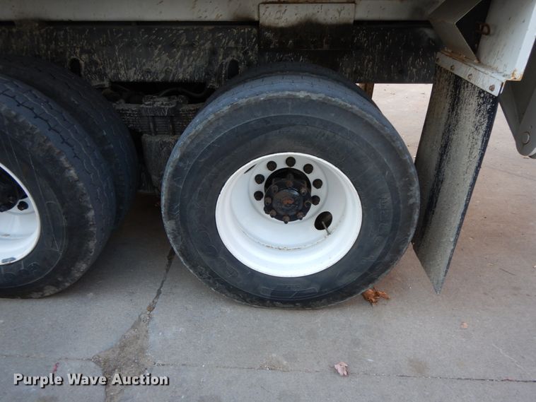 image for item FG9663 2003 International 7400  digger derrick truck