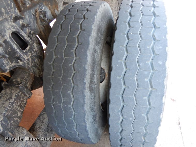 image for item FG9663 2003 International 7400  digger derrick truck