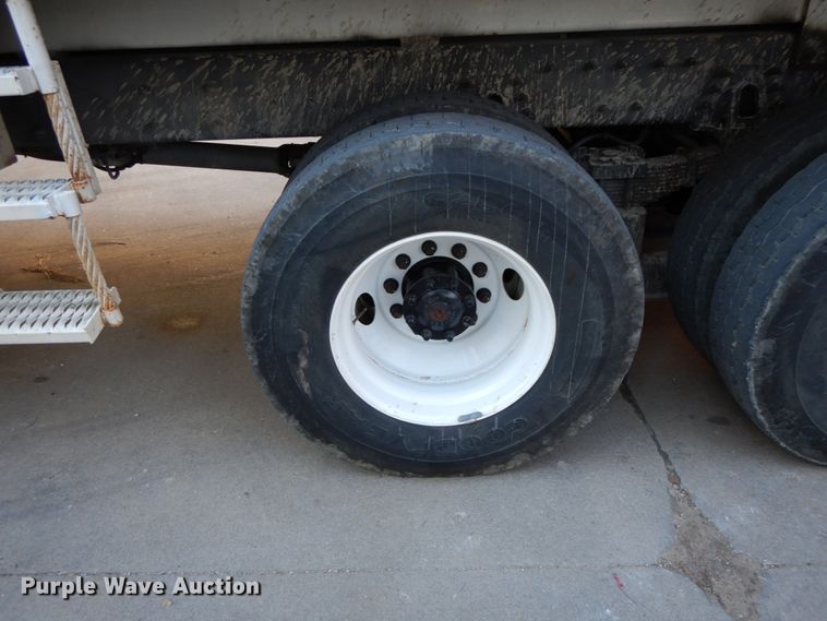 image for item FG9663 2003 International 7400  digger derrick truck