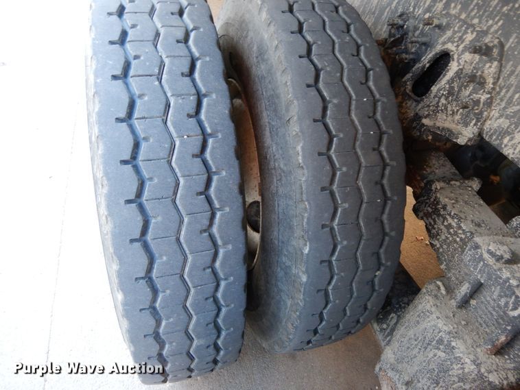 image for item FG9663 2003 International 7400  digger derrick truck