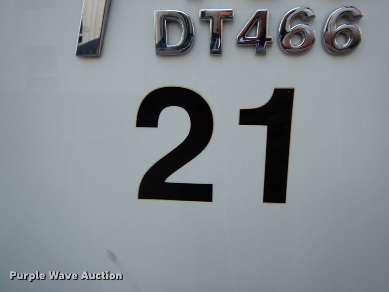 image for item FG9663 2003 International 7400  digger derrick truck