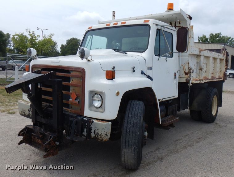 image for item FN9453 1986 International S1700  dump truck
