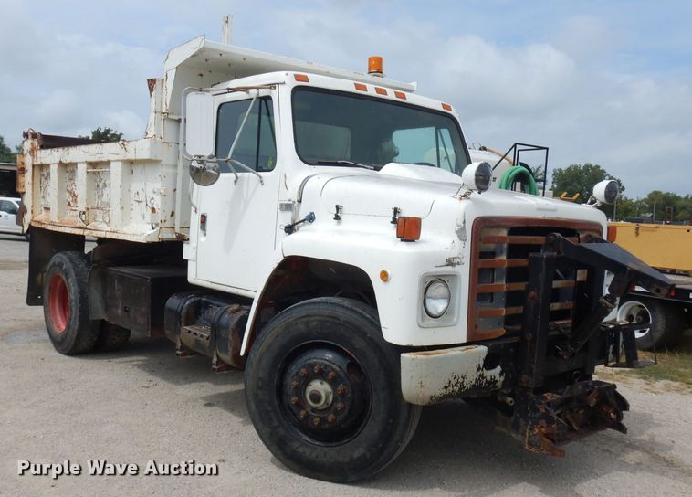 image for item FN9453 1986 International S1700  dump truck