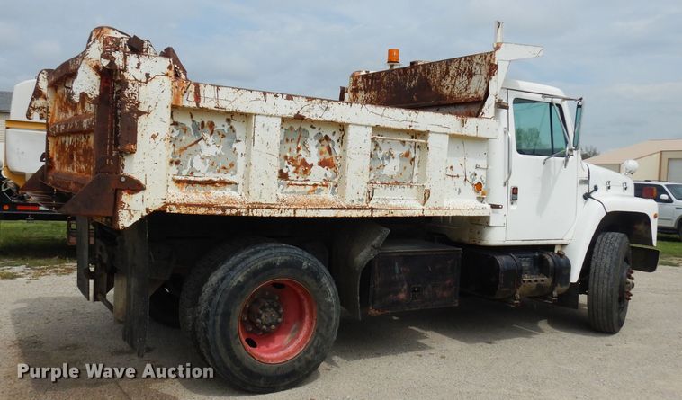 image for item FN9453 1986 International S1700  dump truck