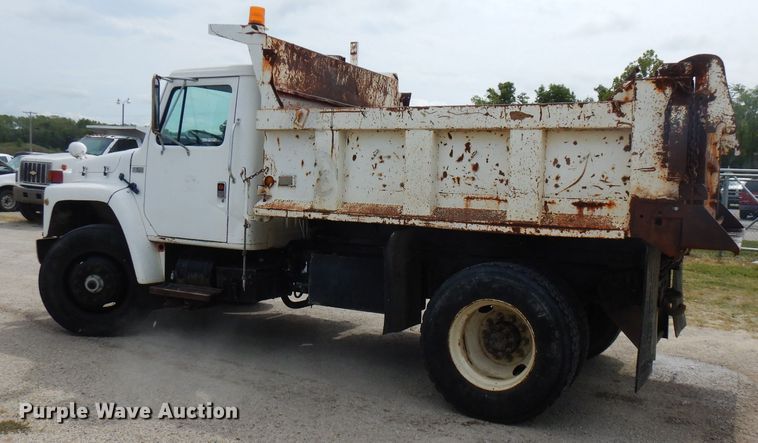 image for item FN9453 1986 International S1700  dump truck