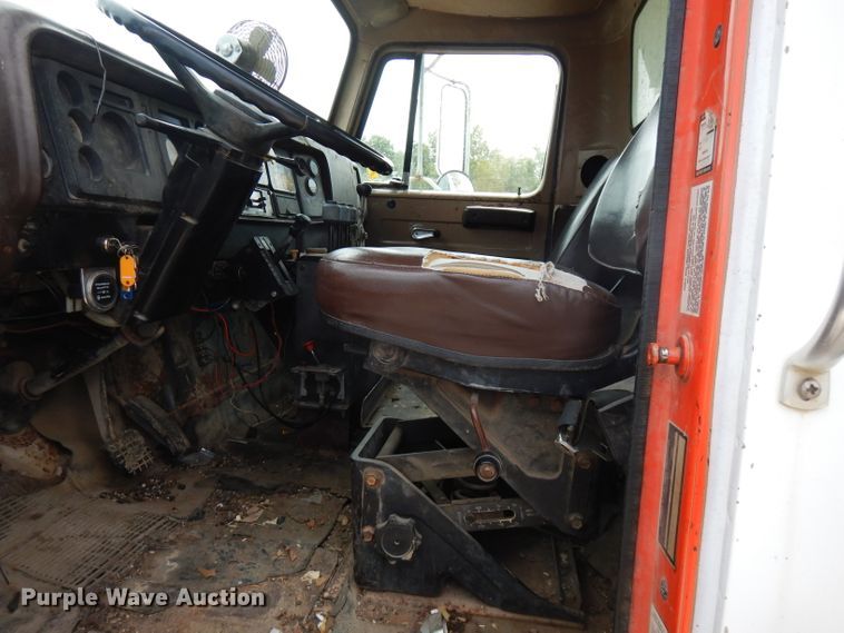 image for item FN9453 1986 International S1700  dump truck