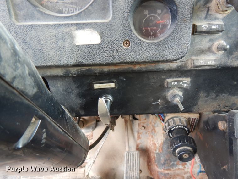 image for item FN9453 1986 International S1700  dump truck