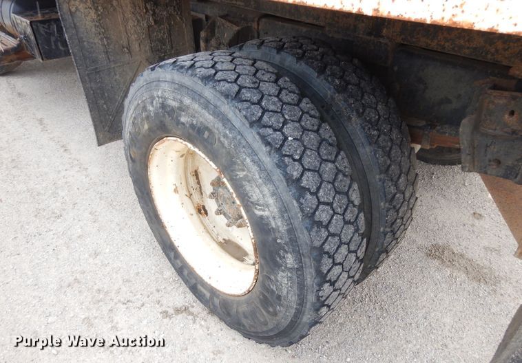 image for item FN9453 1986 International S1700  dump truck