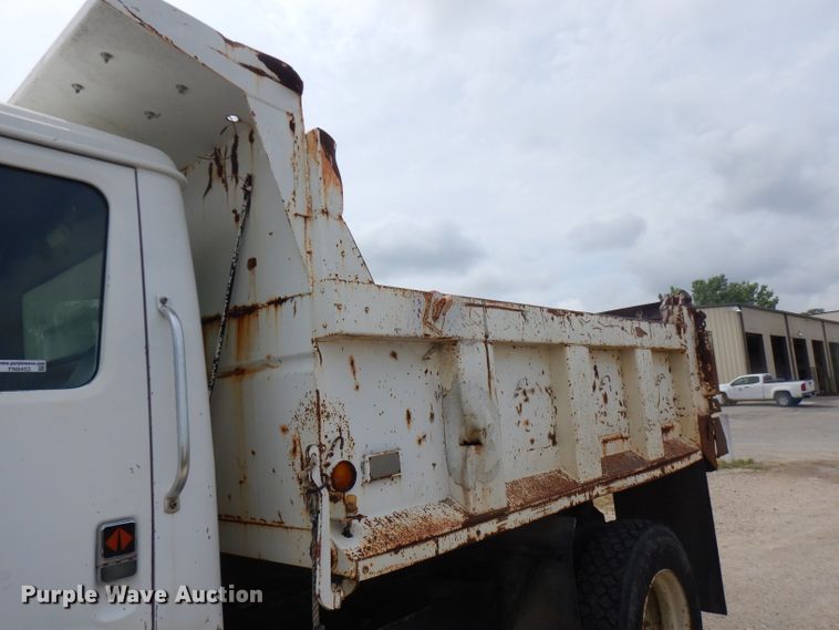 image for item FN9453 1986 International S1700  dump truck