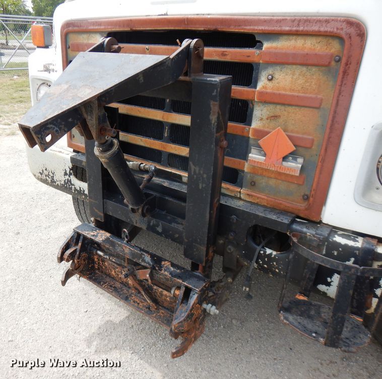 image for item FN9453 1986 International S1700  dump truck