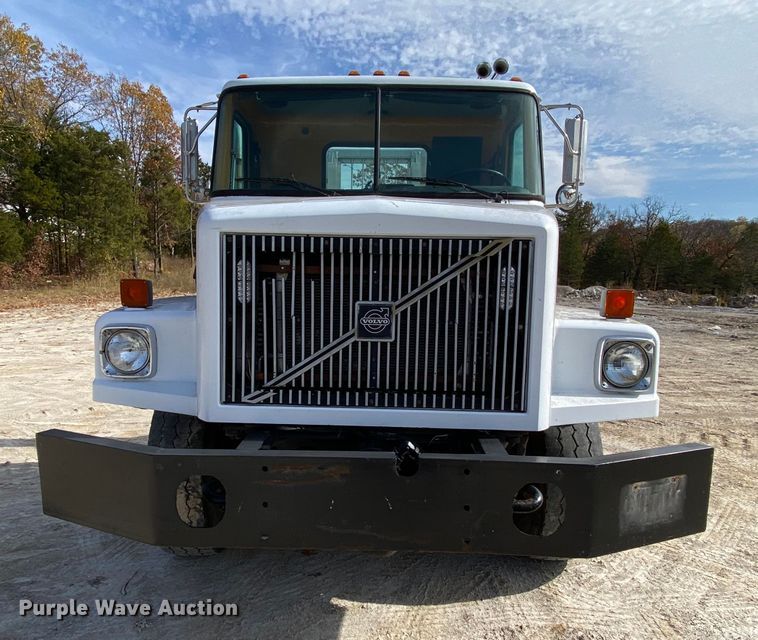 image for item HA9719 2000 Volvo WG  semi truck