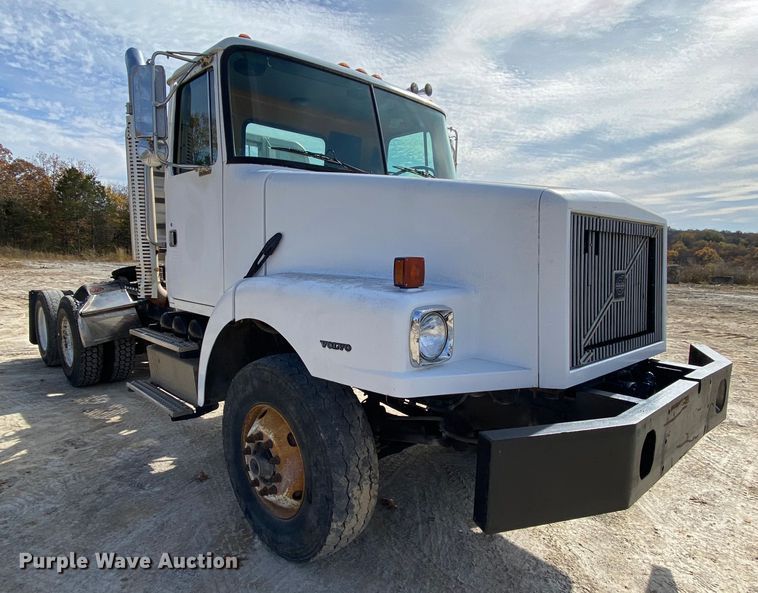 image for item HA9719 2000 Volvo WG  semi truck