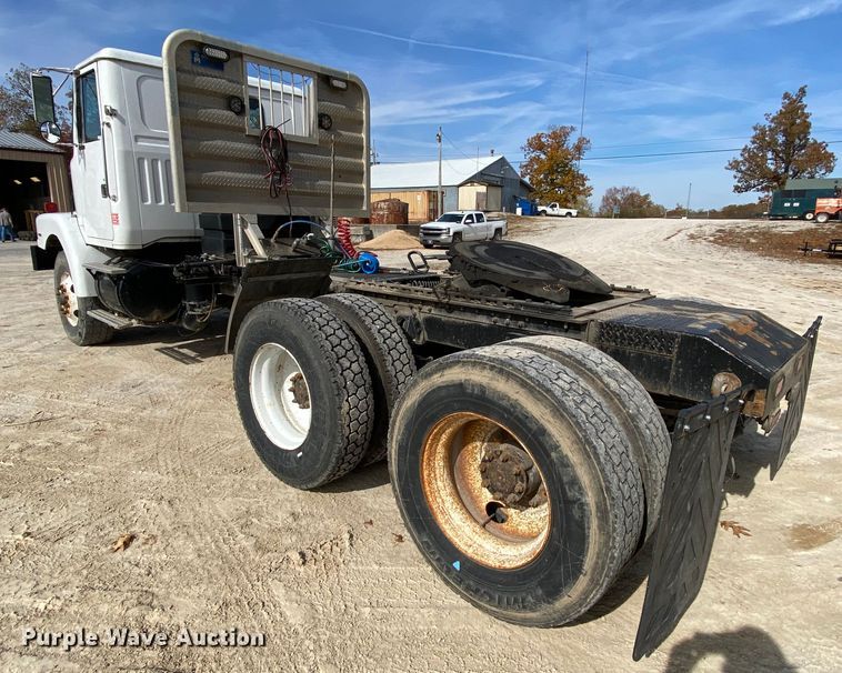 image for item HA9719 2000 Volvo WG  semi truck