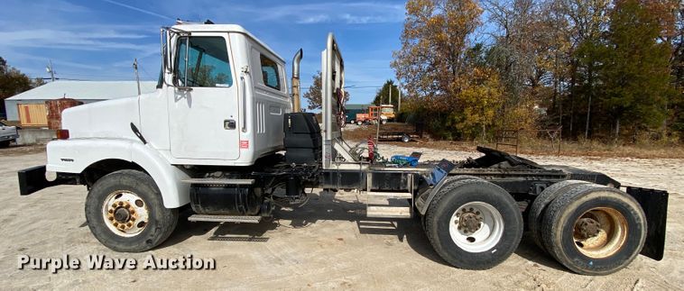 image for item HA9719 2000 Volvo WG  semi truck