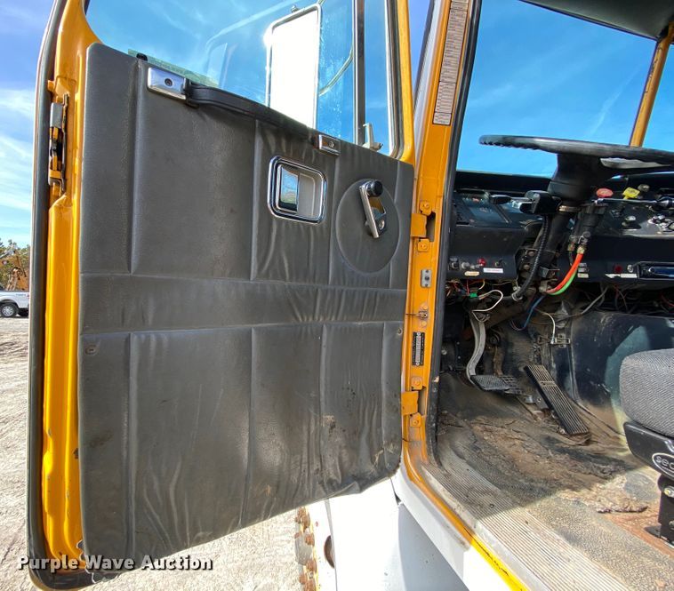 image for item HA9719 2000 Volvo WG  semi truck