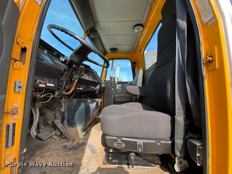 image for item HA9719 2000 Volvo WG  semi truck