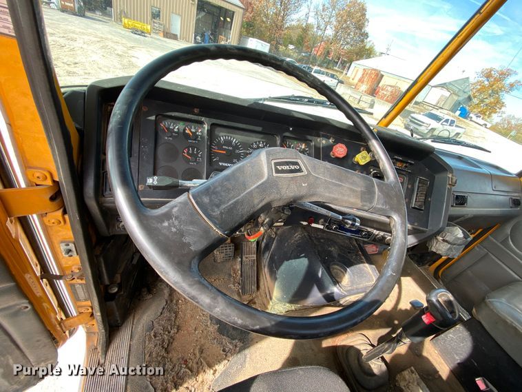 image for item HA9719 2000 Volvo WG  semi truck