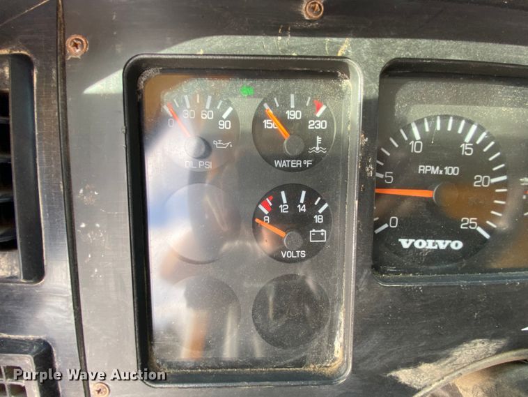 image for item HA9719 2000 Volvo WG  semi truck