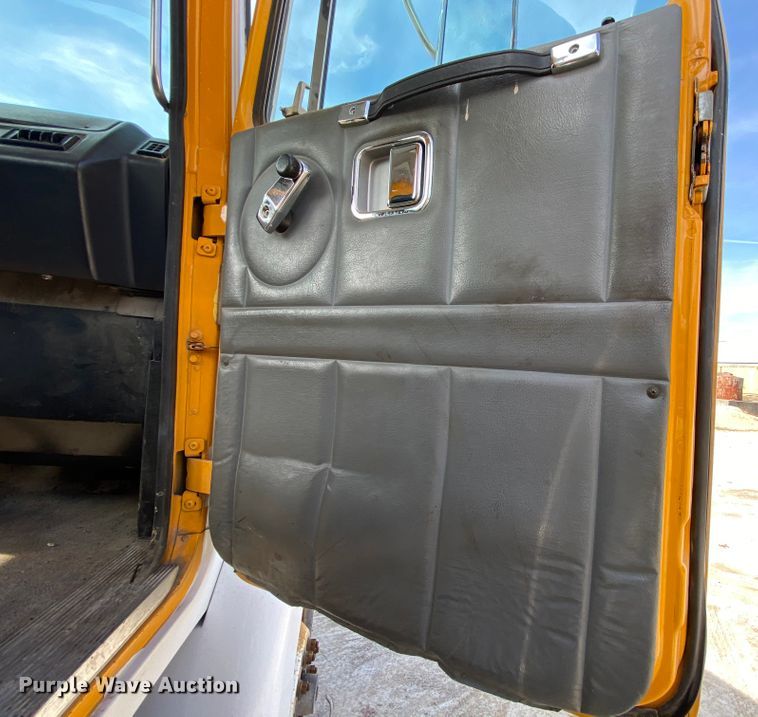 image for item HA9719 2000 Volvo WG  semi truck