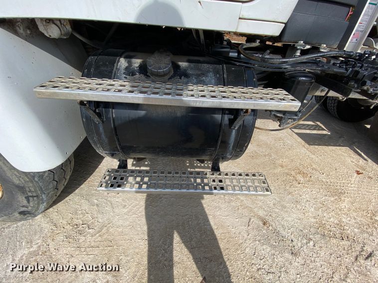 image for item HA9719 2000 Volvo WG  semi truck