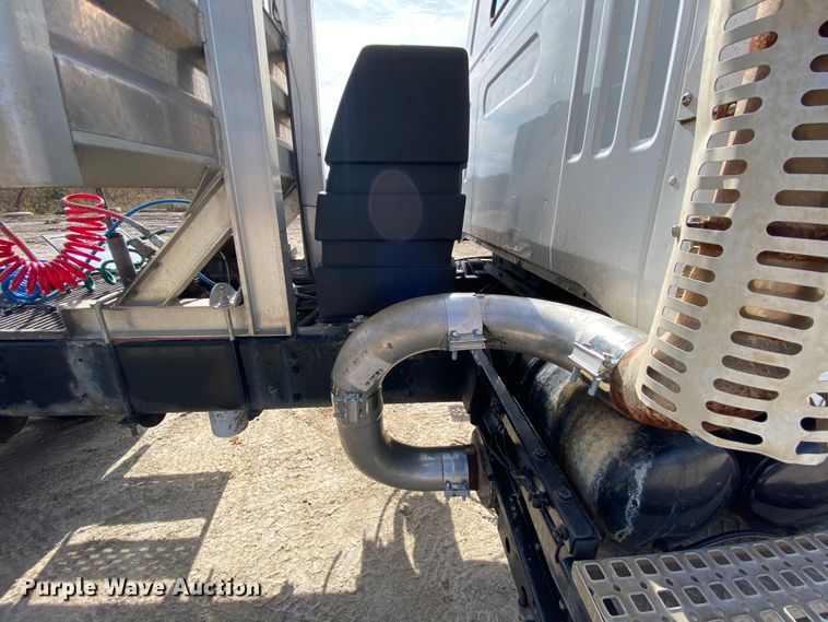 image for item HA9719 2000 Volvo WG  semi truck